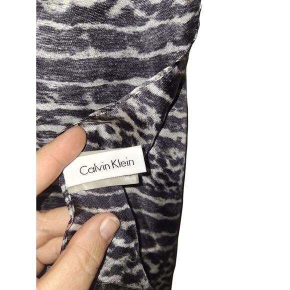 Calvin Klein 100% Silk Zebra Print Long Scarf
Classic Feminine Flowy Timeless - Picture 4 of 4